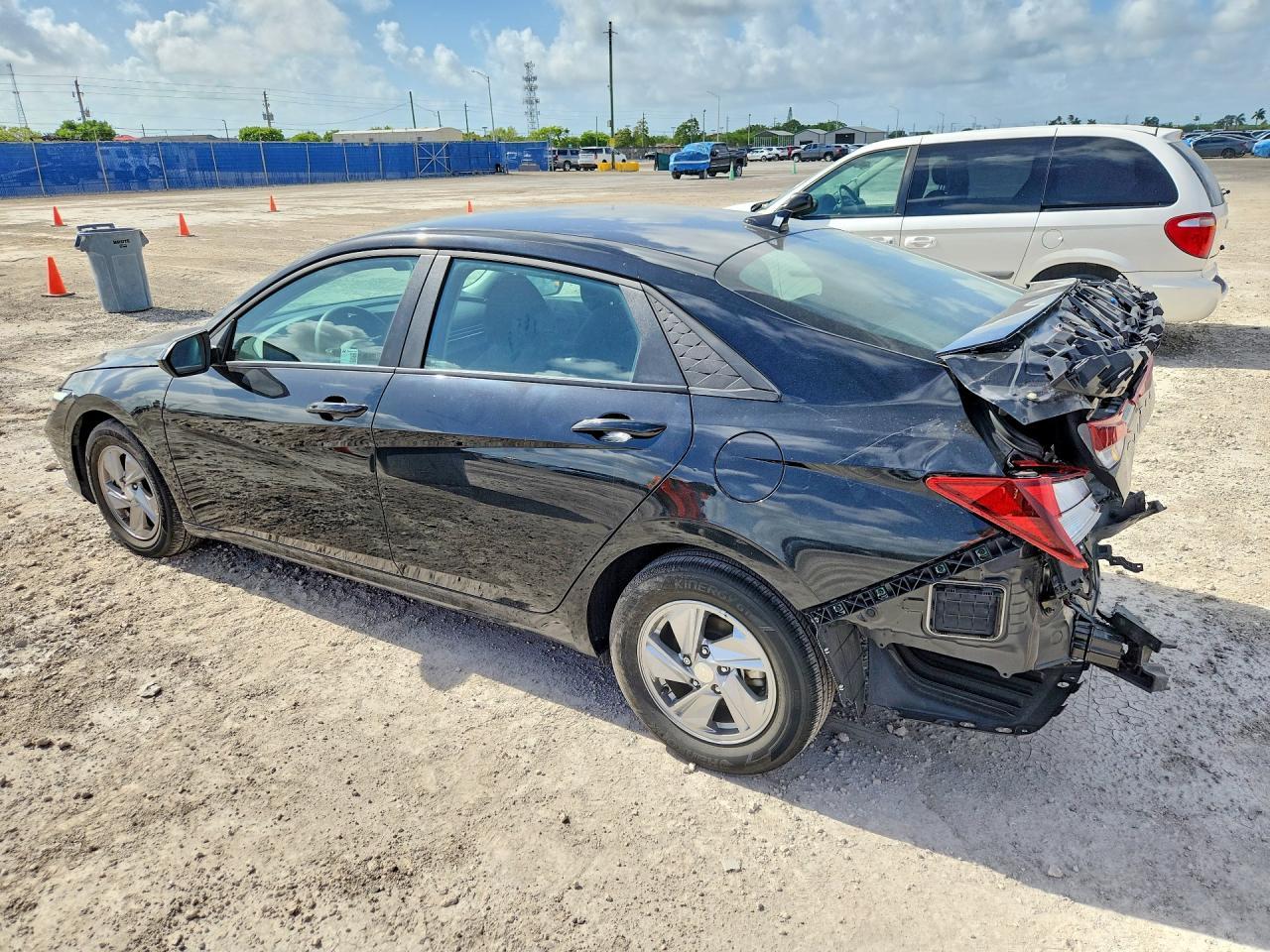 2025 Hyundai Elantra - Фото 2