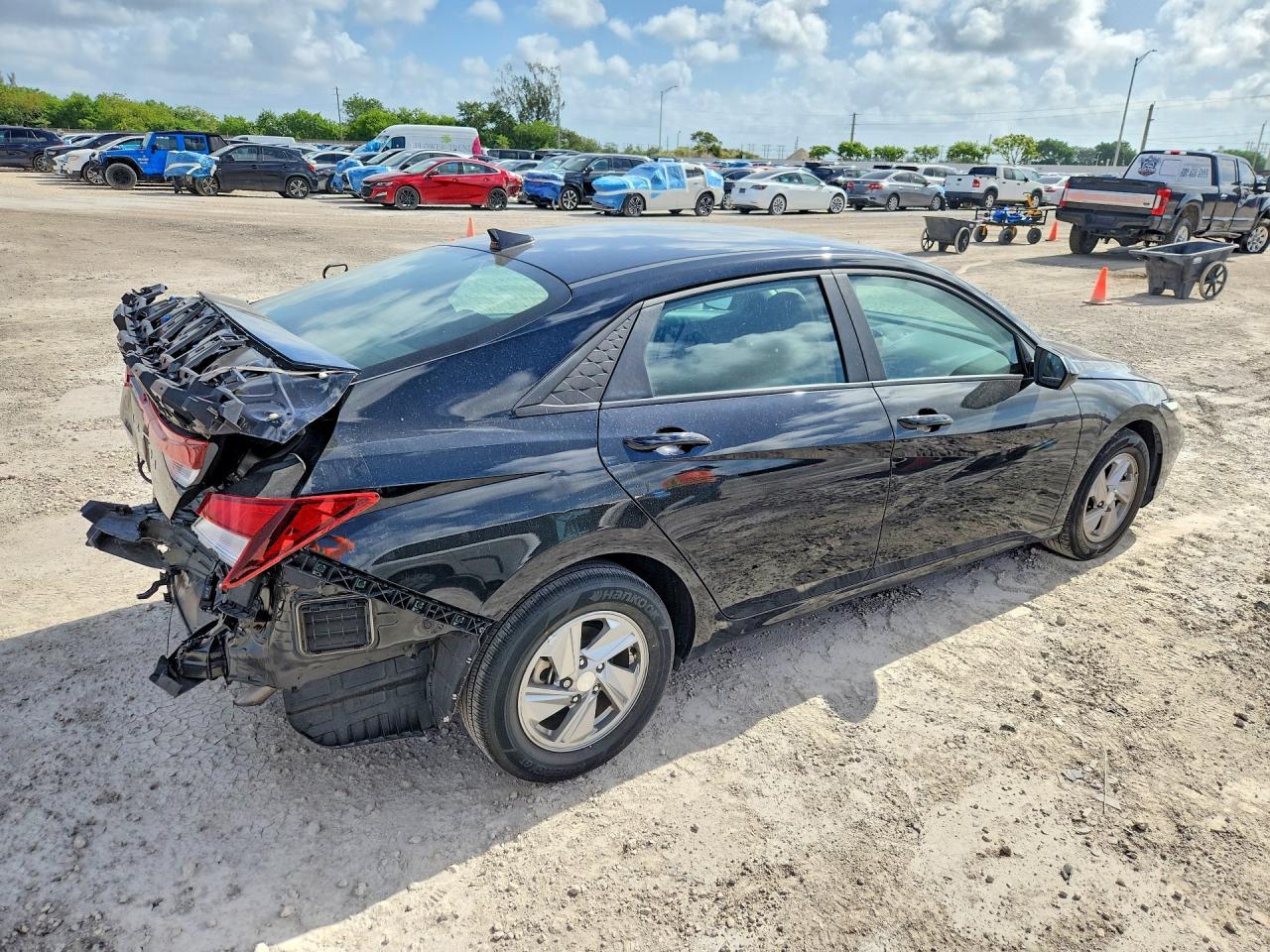 2025 Hyundai Elantra - Фото 3