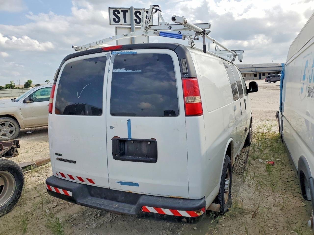 2010 Chevrolet Express G2500 - Image 3