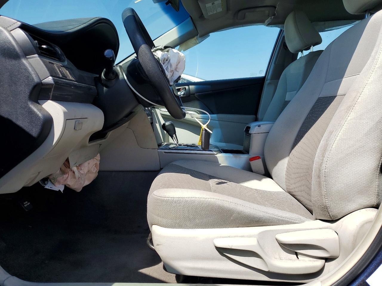 2014 Toyota Camry Hybrid Le - Image 7