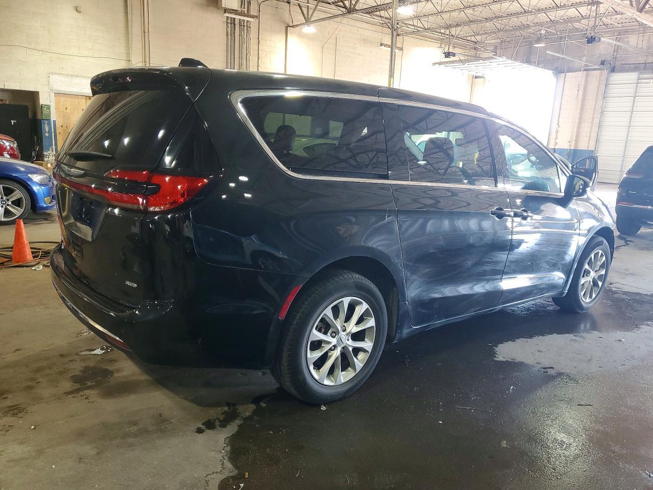 2023 Chrysler Pacifica Touring L - Image 3