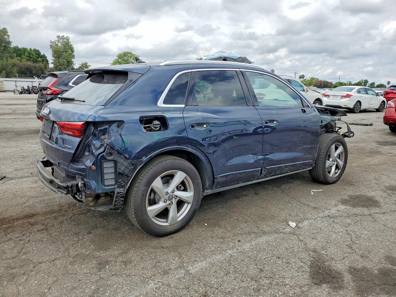 2020 Audi Q3 Premium - Фото 3