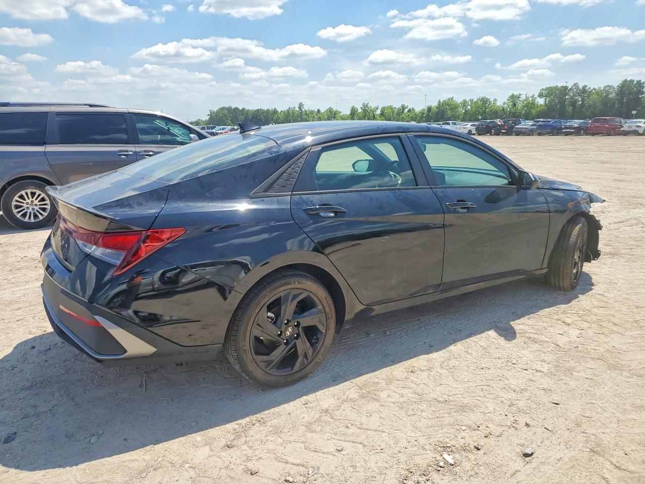 2026 Hyundai Elantra Sel Sport - Image 3
