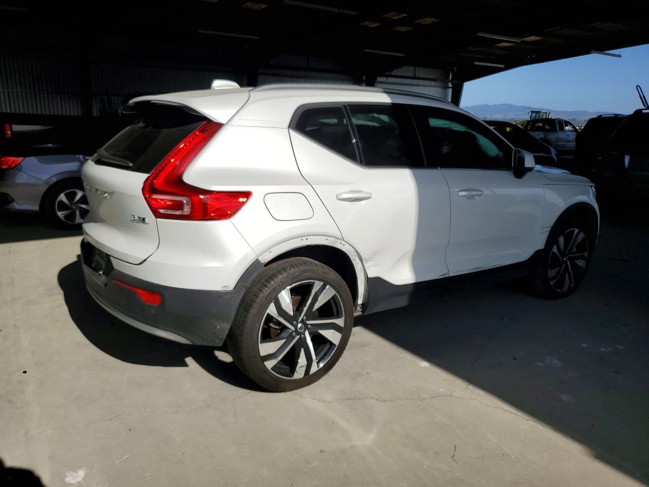 2023 Volvo Xc40 Ultimate - Фото 3