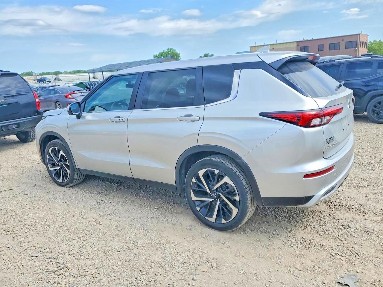 2023 Mitsubishi Outlander Se - Фото 2