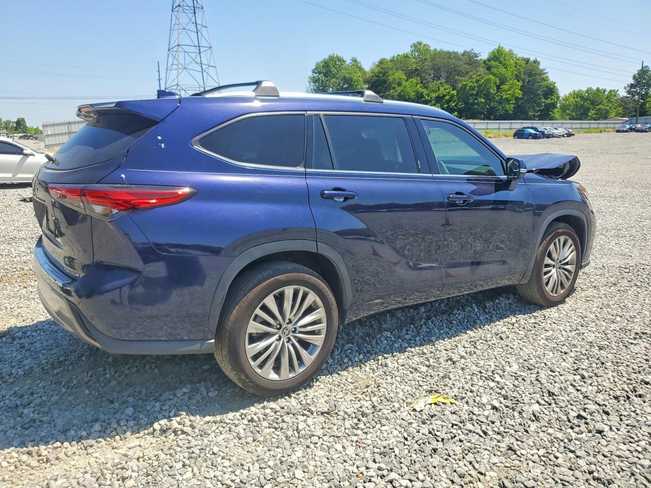 2023 Toyota Highlander Platinum - Image 3