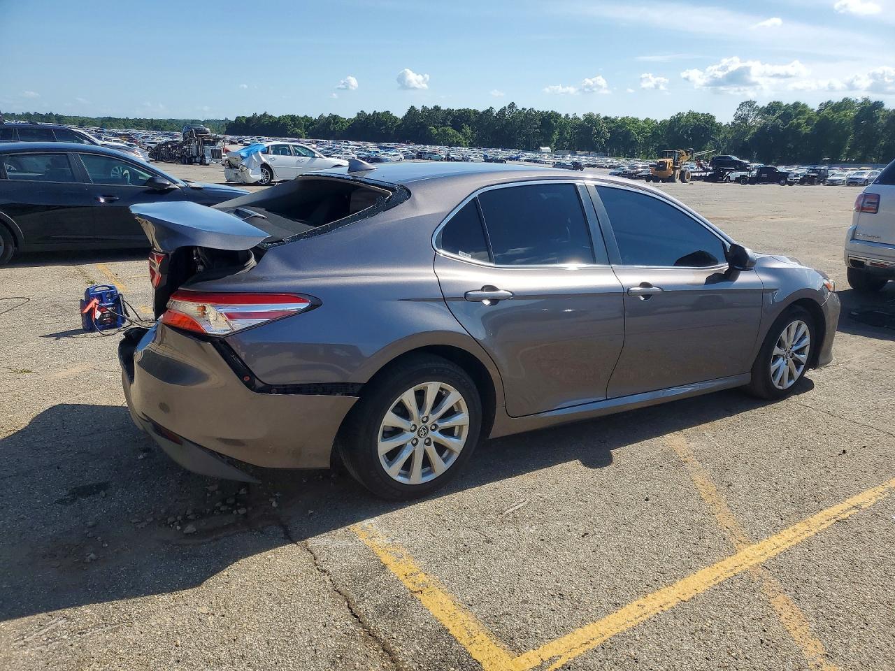 2020 Toyota Camry Le - Фото 3