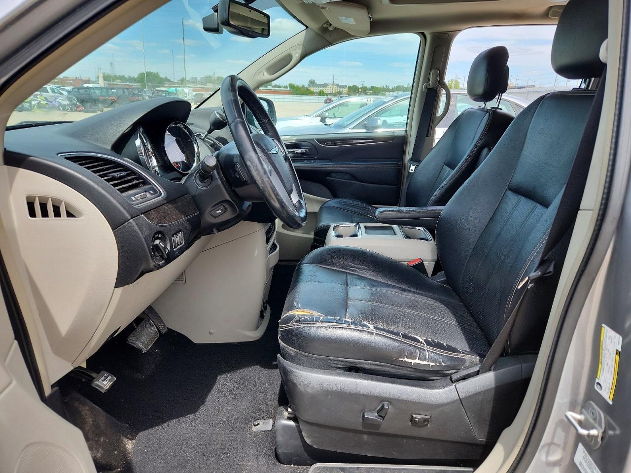 2013 Chrysler Town & Country Touring L - Image 7