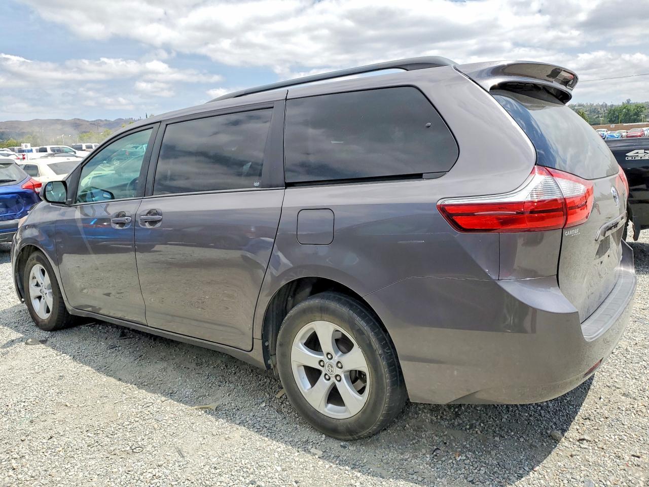 2017 Toyota Sienna Le - Фото 2