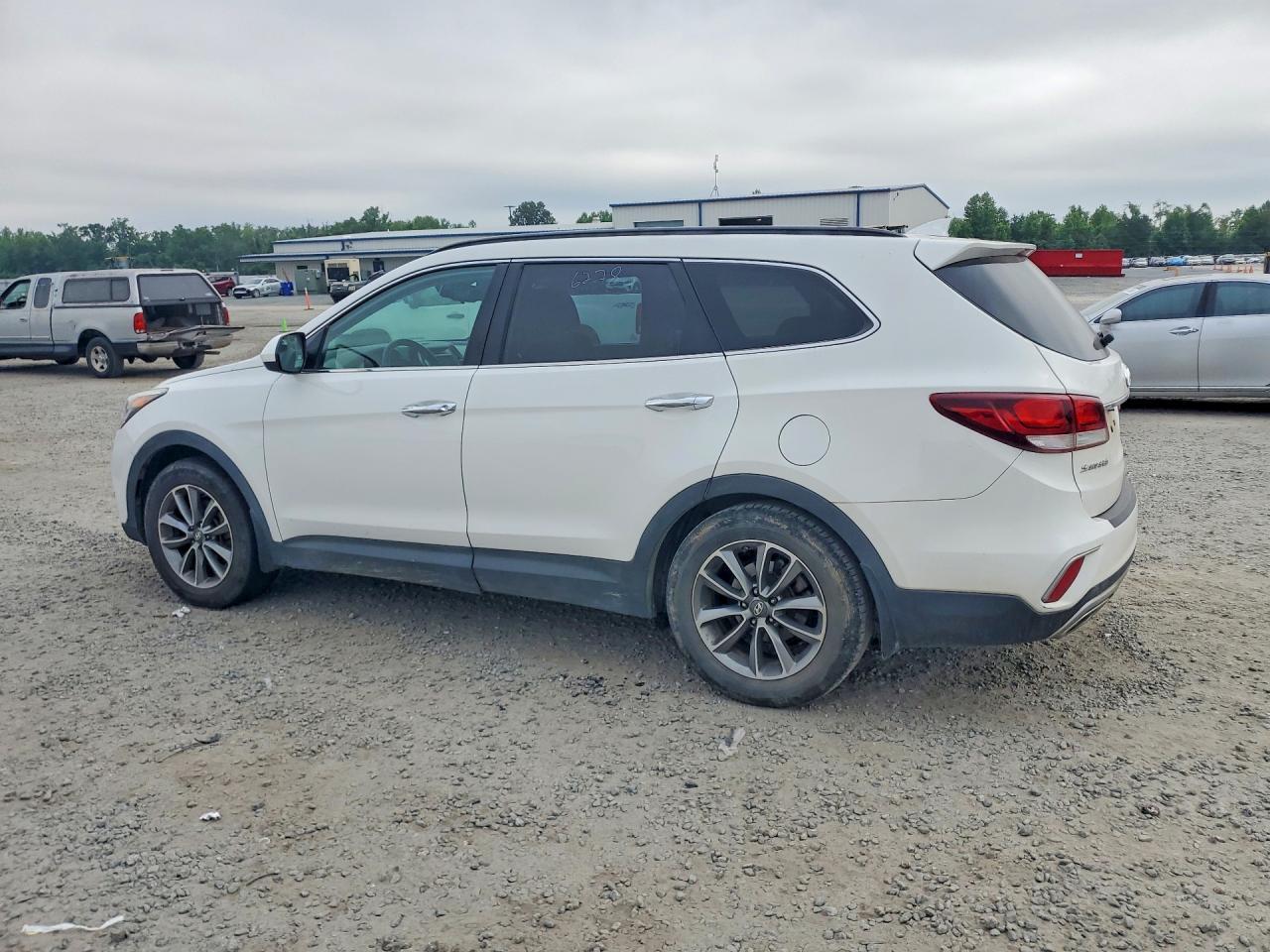 2017 Hyundai Santa Fe Se - Image 2