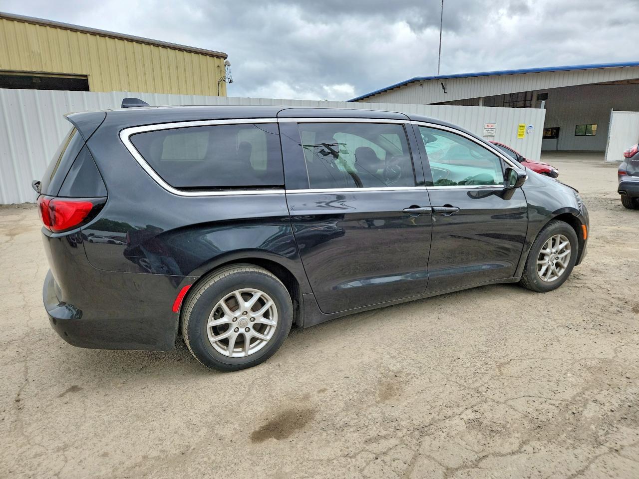 2017 Chrysler Pacifica Touring - Фото 3