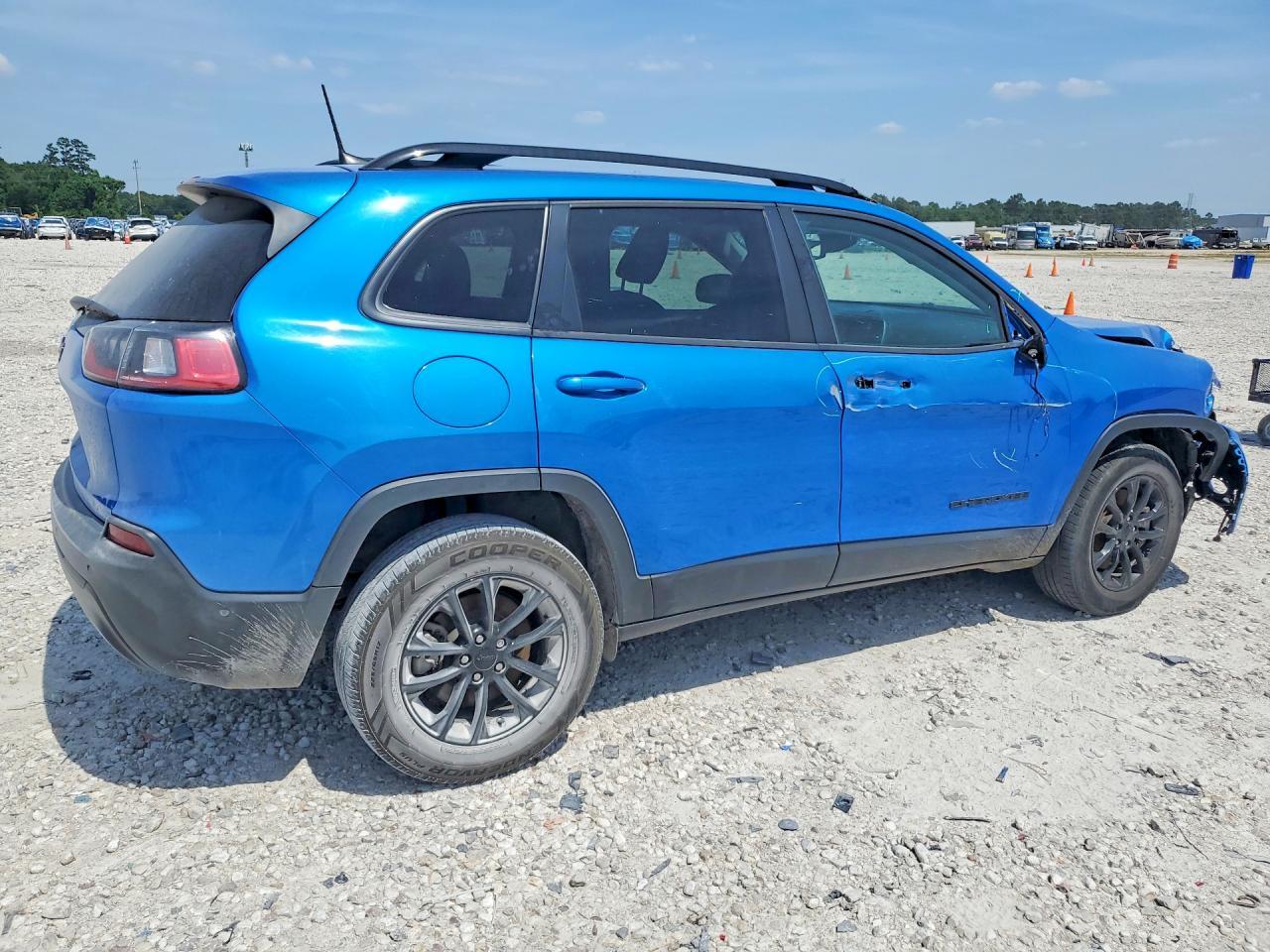 2023 Jeep Cherokee Altitude Lux - Image 3