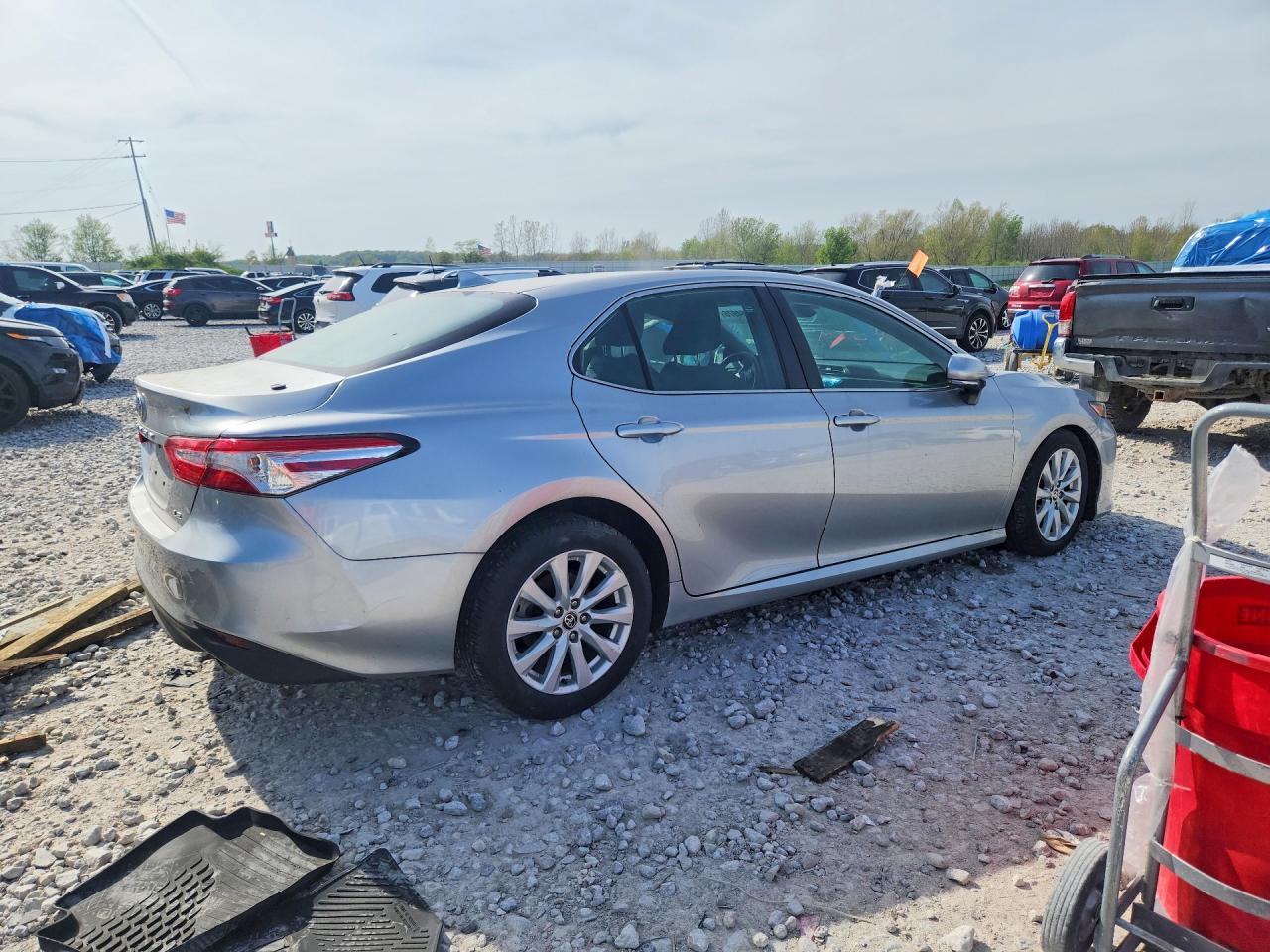 2020 Toyota Camry Le - Фото 3