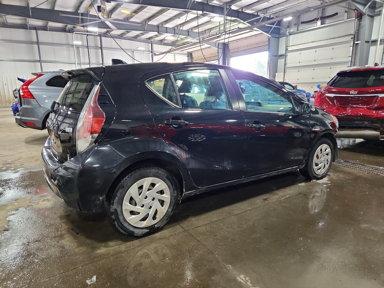 2016 Toyota Prius C Two - Фото 3