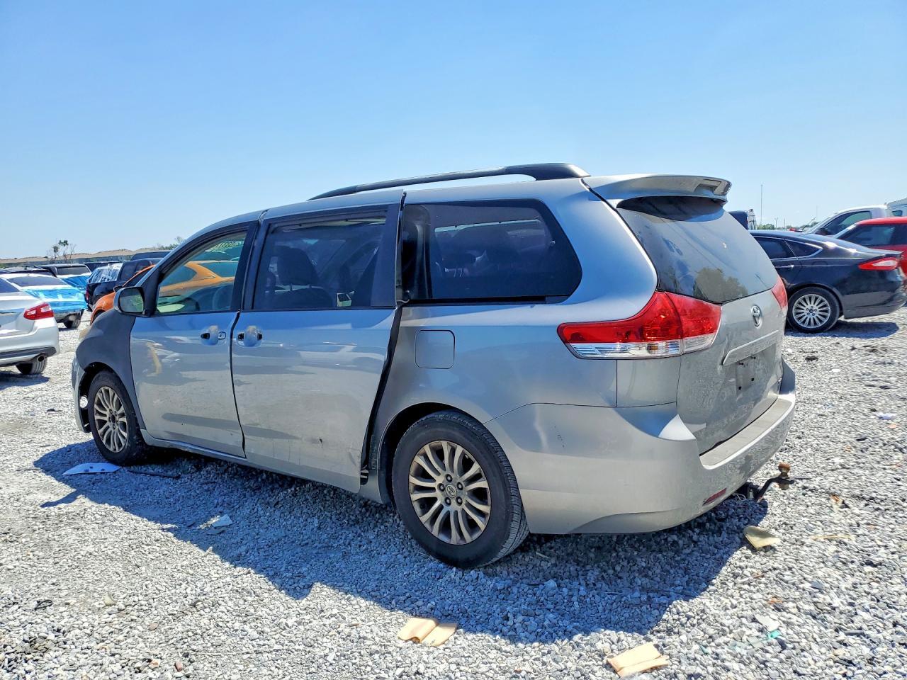 2012 Toyota Sienna Xle 8-Passenger - Image 2