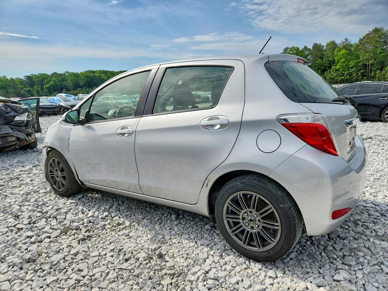 2013 Toyota Yaris 5-Door Le - Фото 2