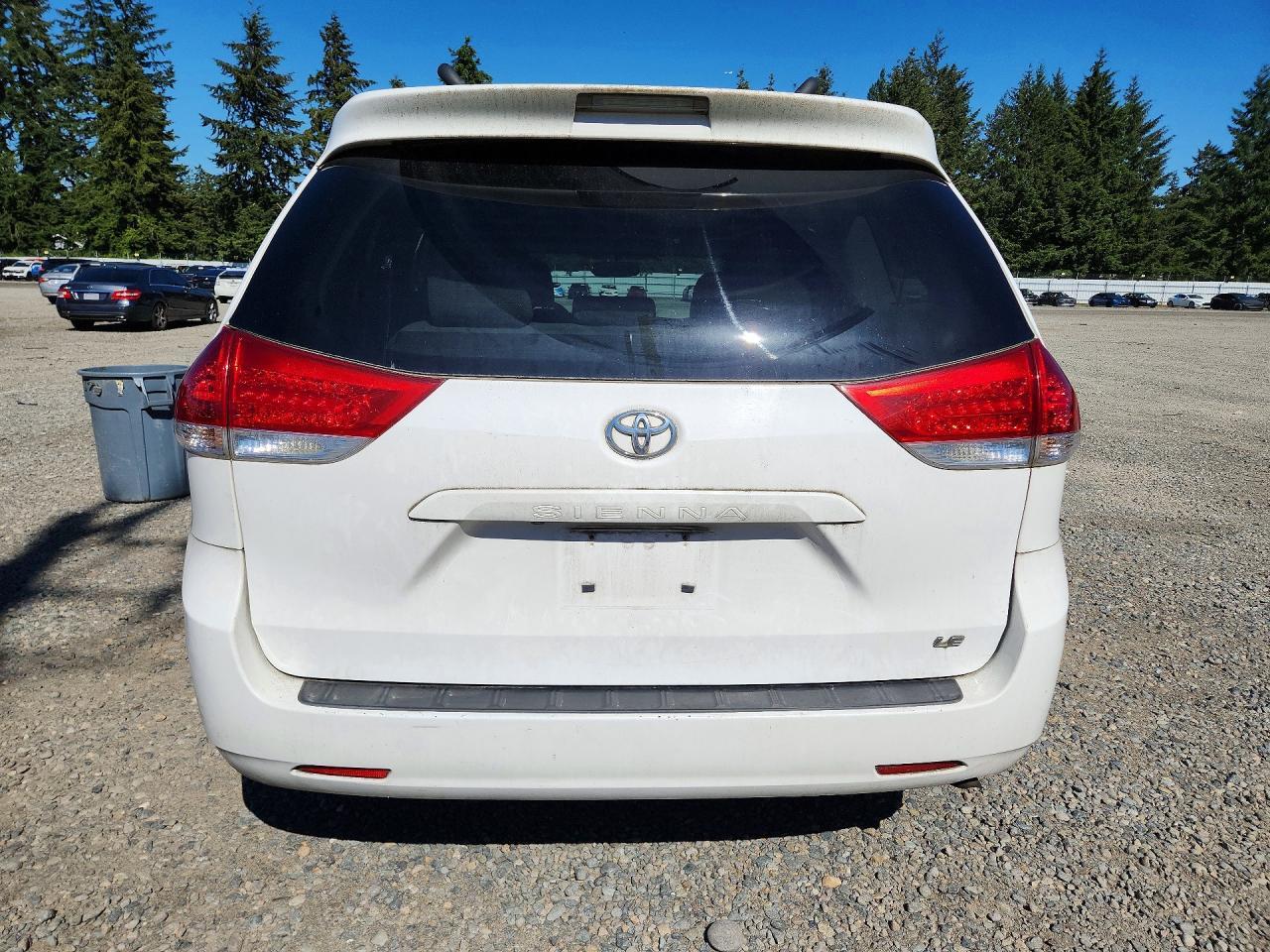 2014 Toyota Sienna Le - Image 6