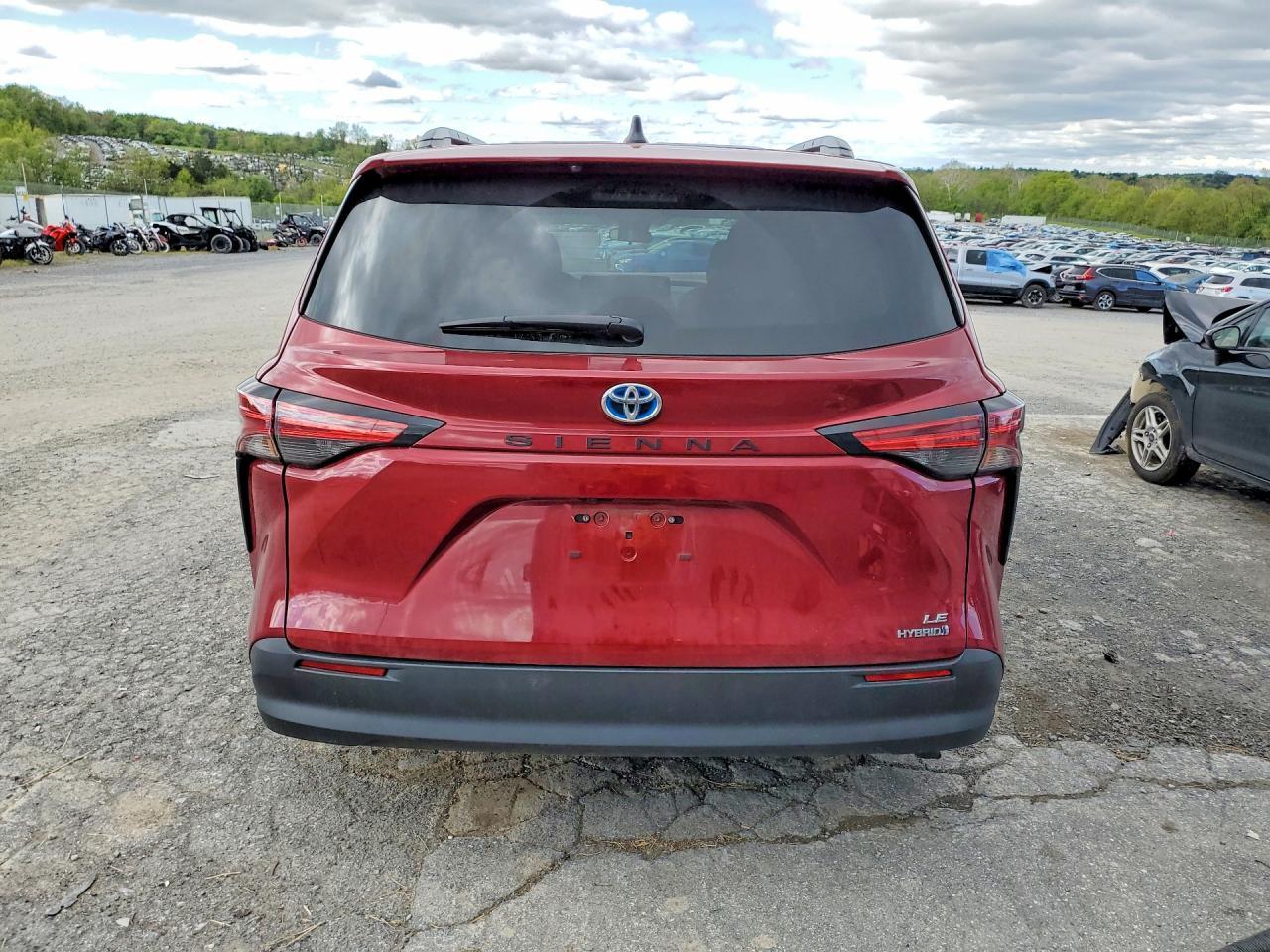 2021 Toyota Sienna Le - Image 6