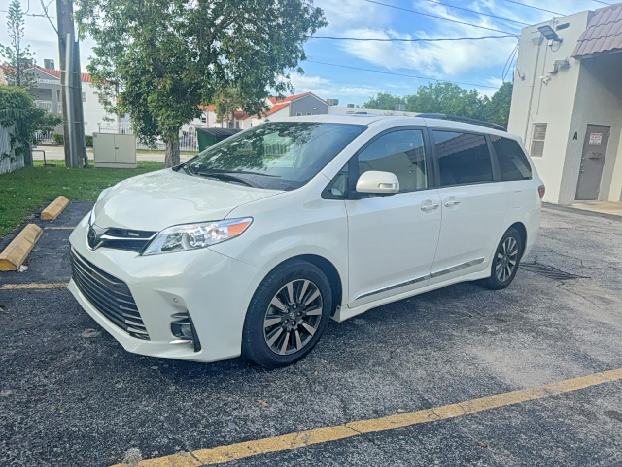 2020 Toyota Sienna Limited Premium 7-Passenger - Фото 2