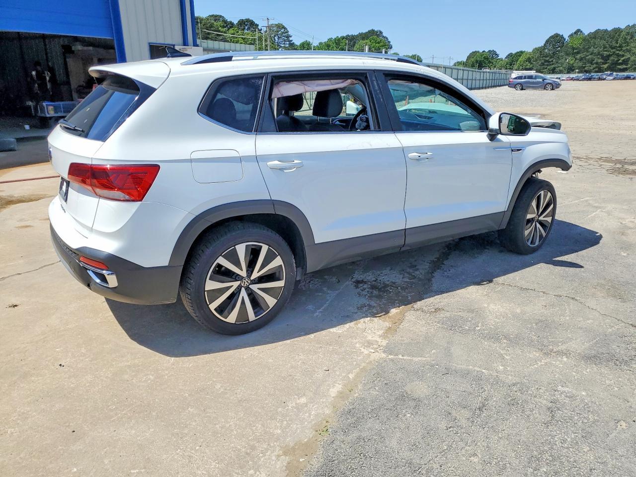 2024 Volkswagen Taos Se - Image 3