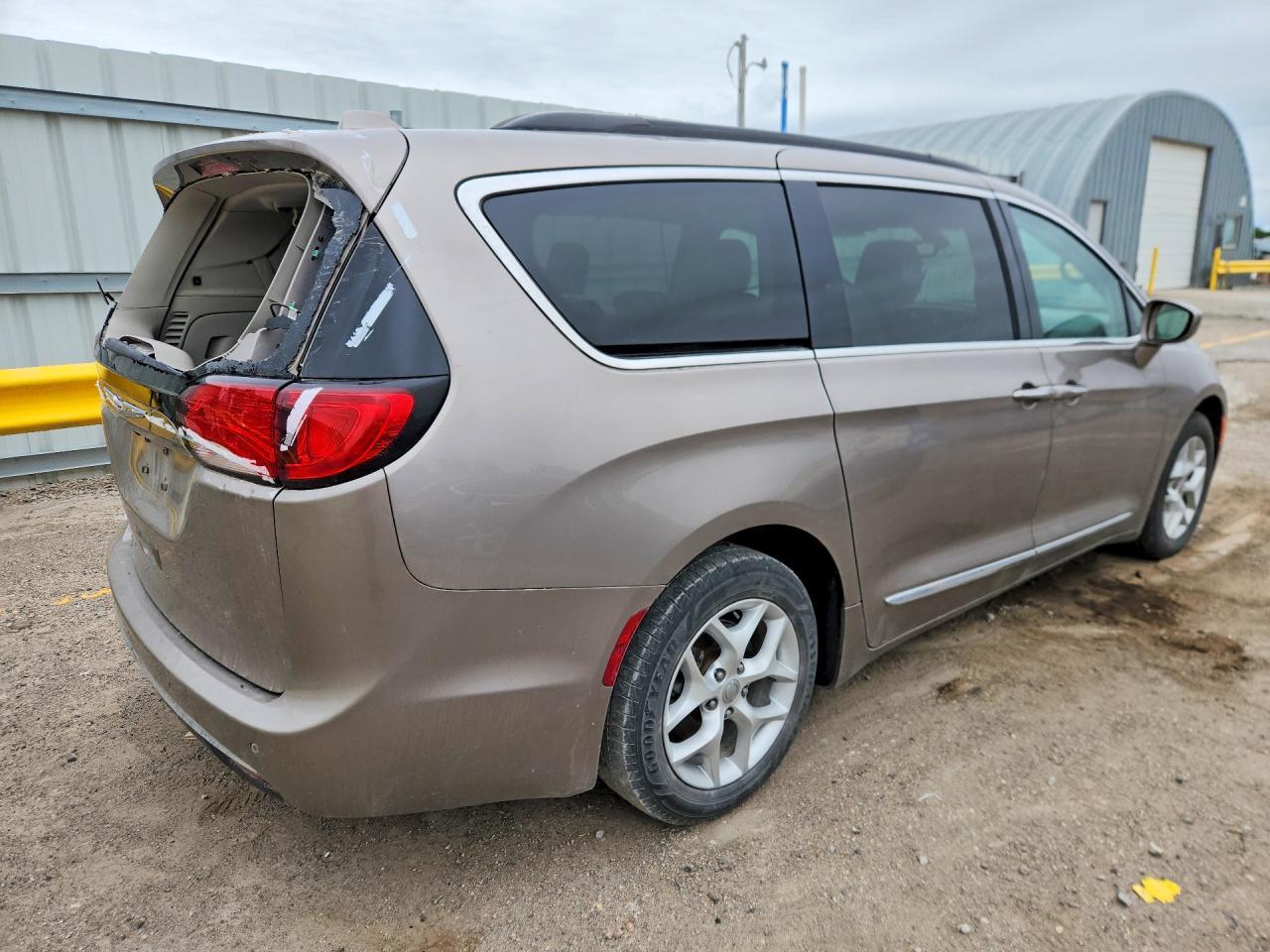 2017 Chrysler Pacifica Touring L - Фото 3
