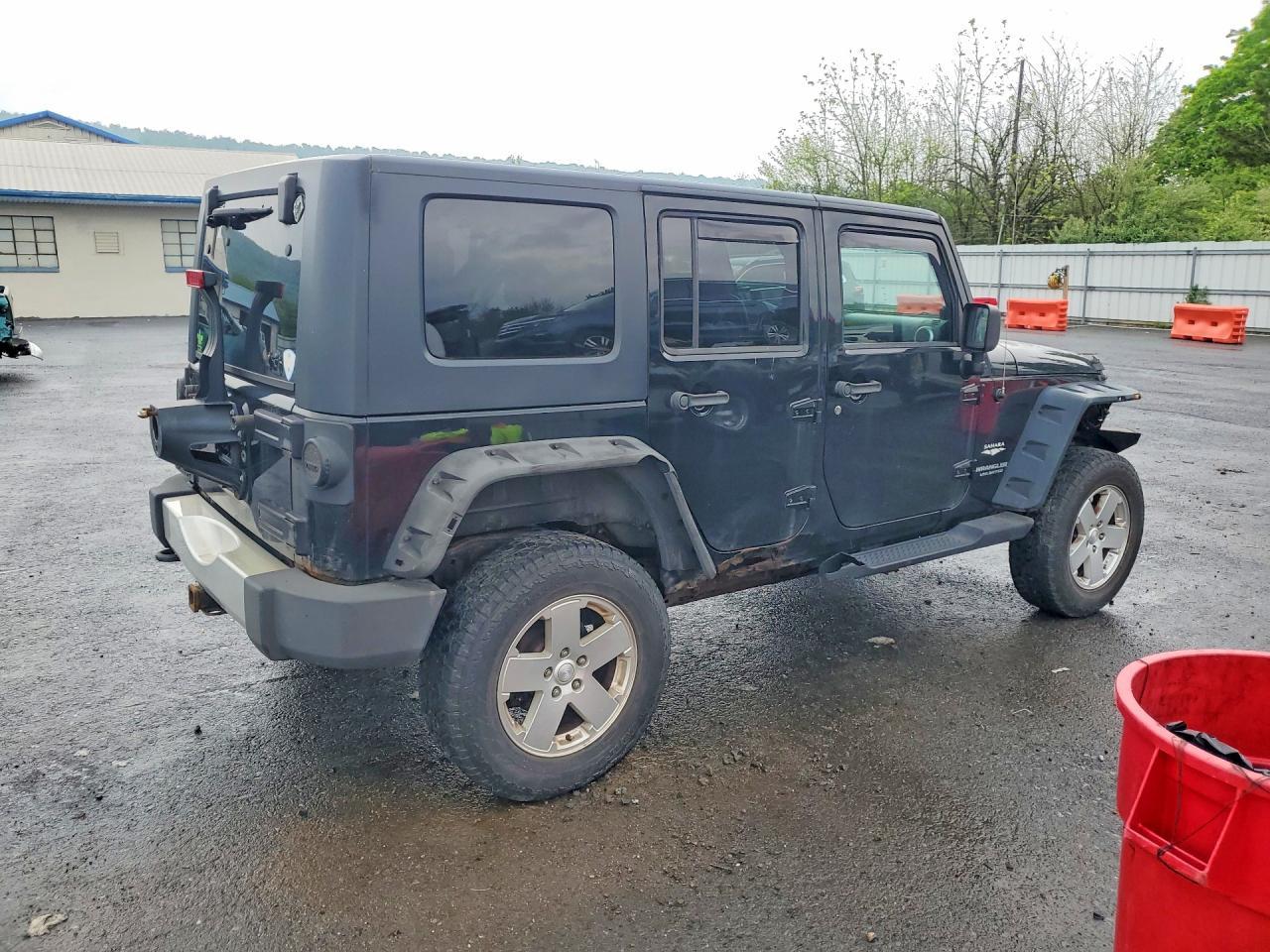 2010 Jeep Wrangler Unlimited Sahara - Image 3