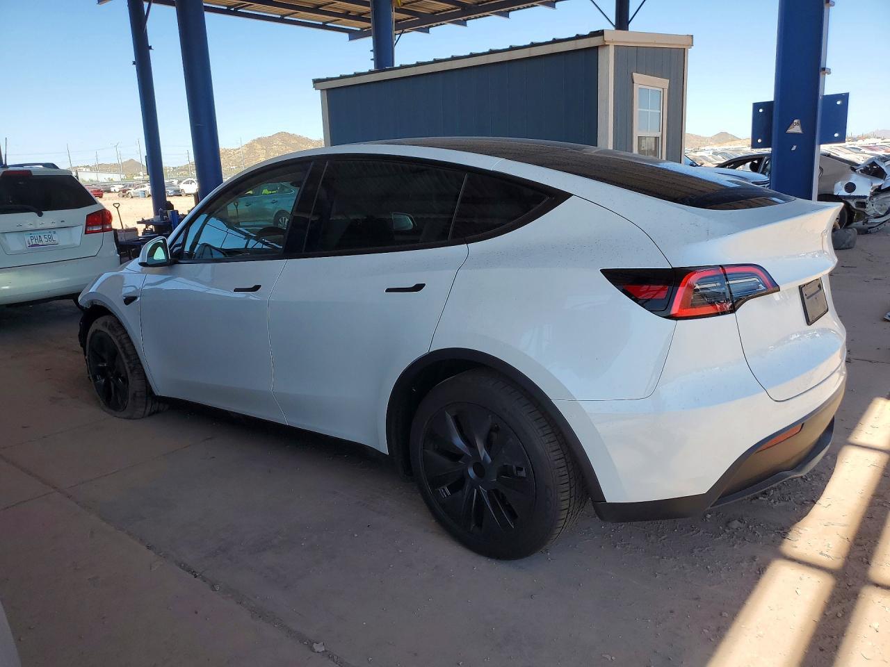 2025 Tesla Model Y - Фото 2