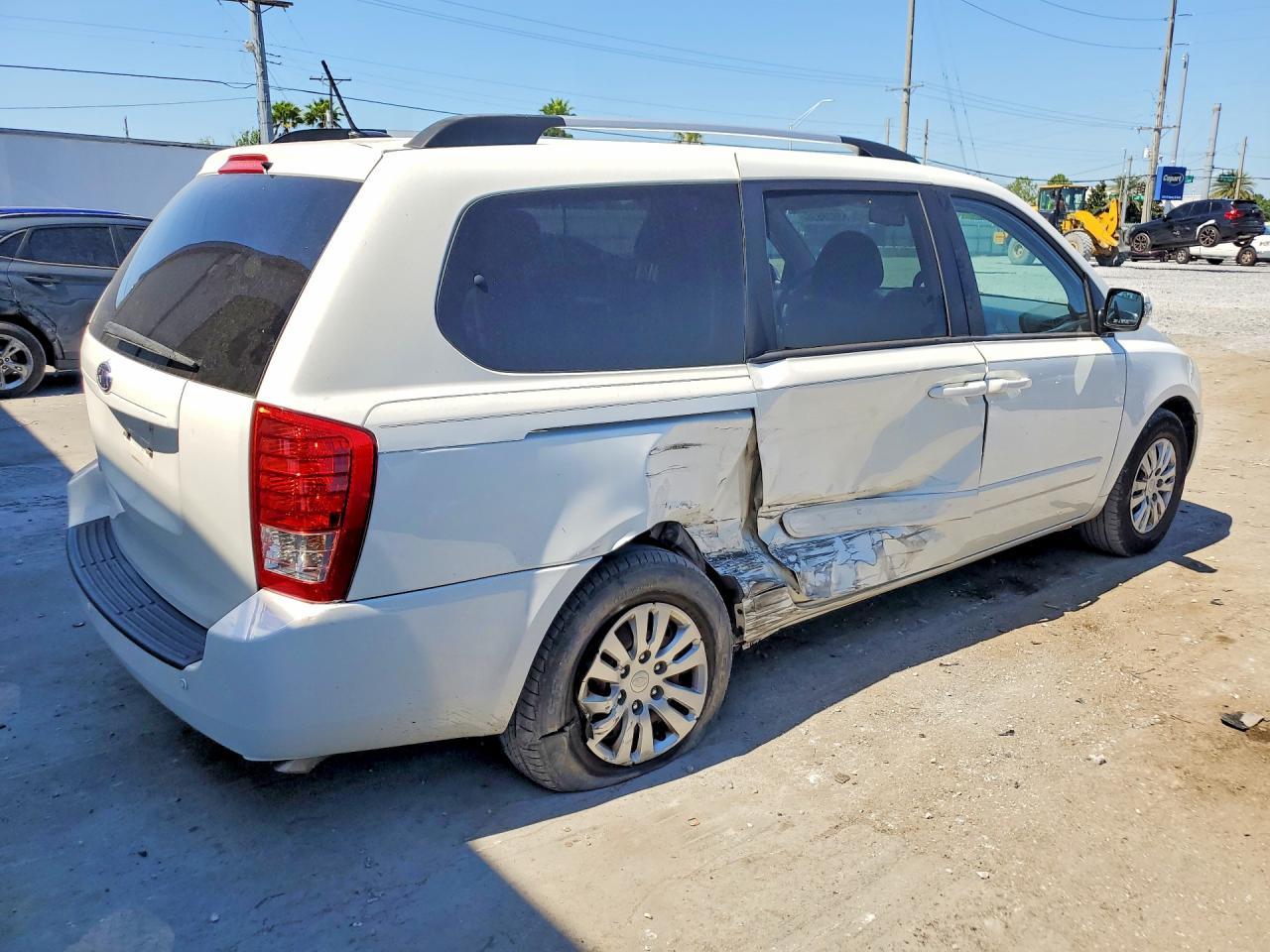2012 Kia Sedona Lx - Фото 3