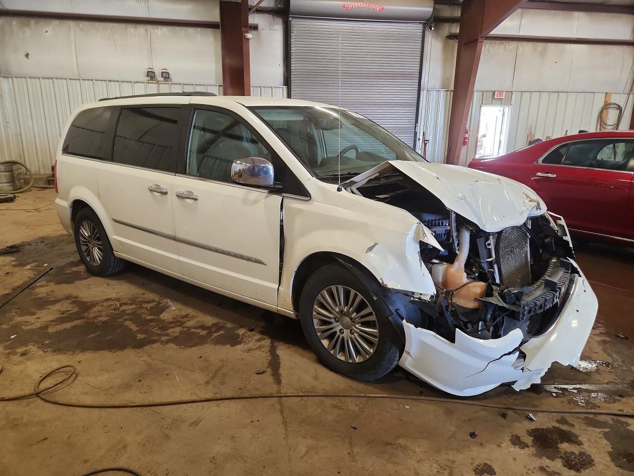 2013 Chrysler Town & Country Touring L - Image 4