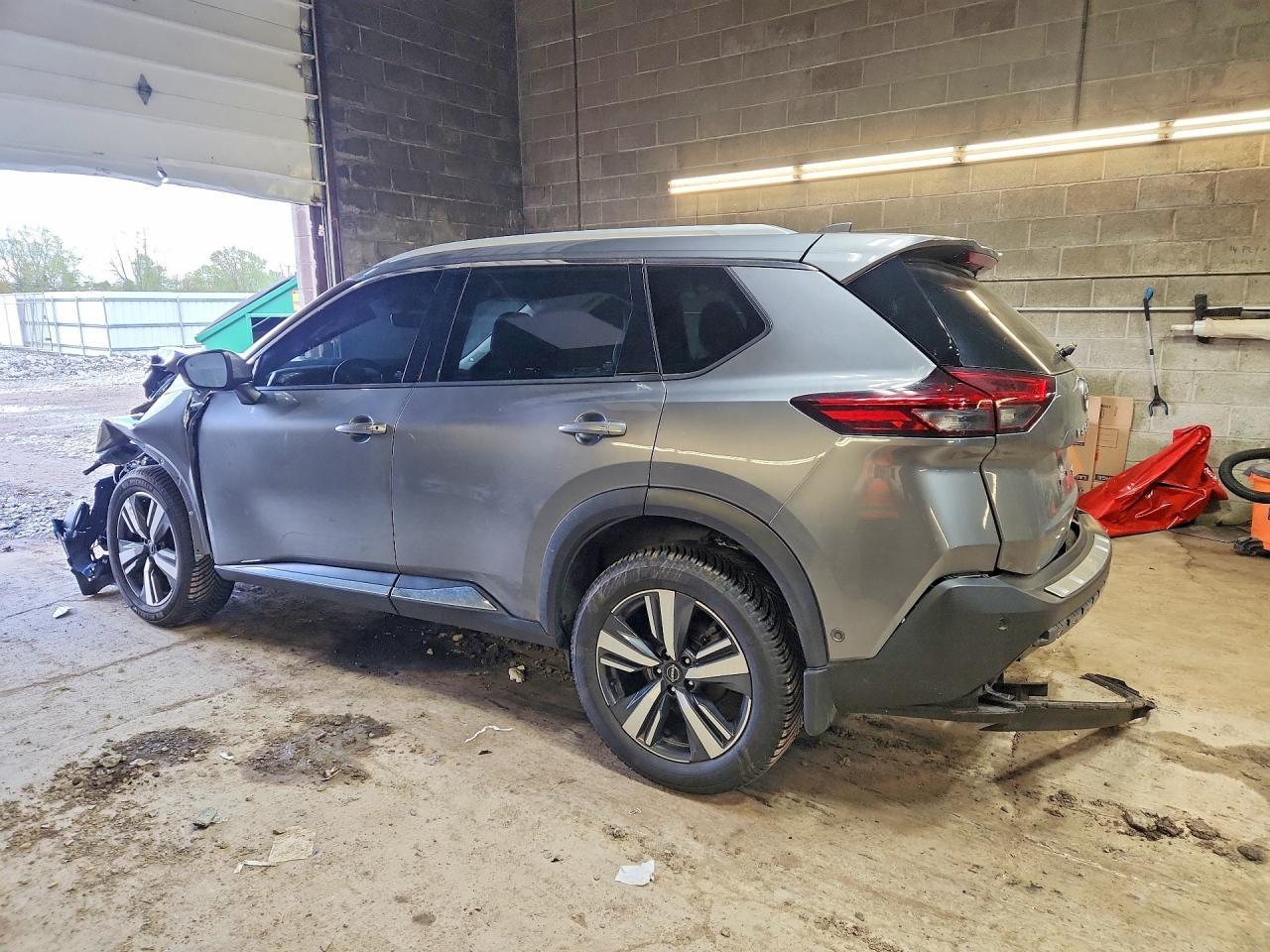 2023 Nissan Rogue Sl - Image 2