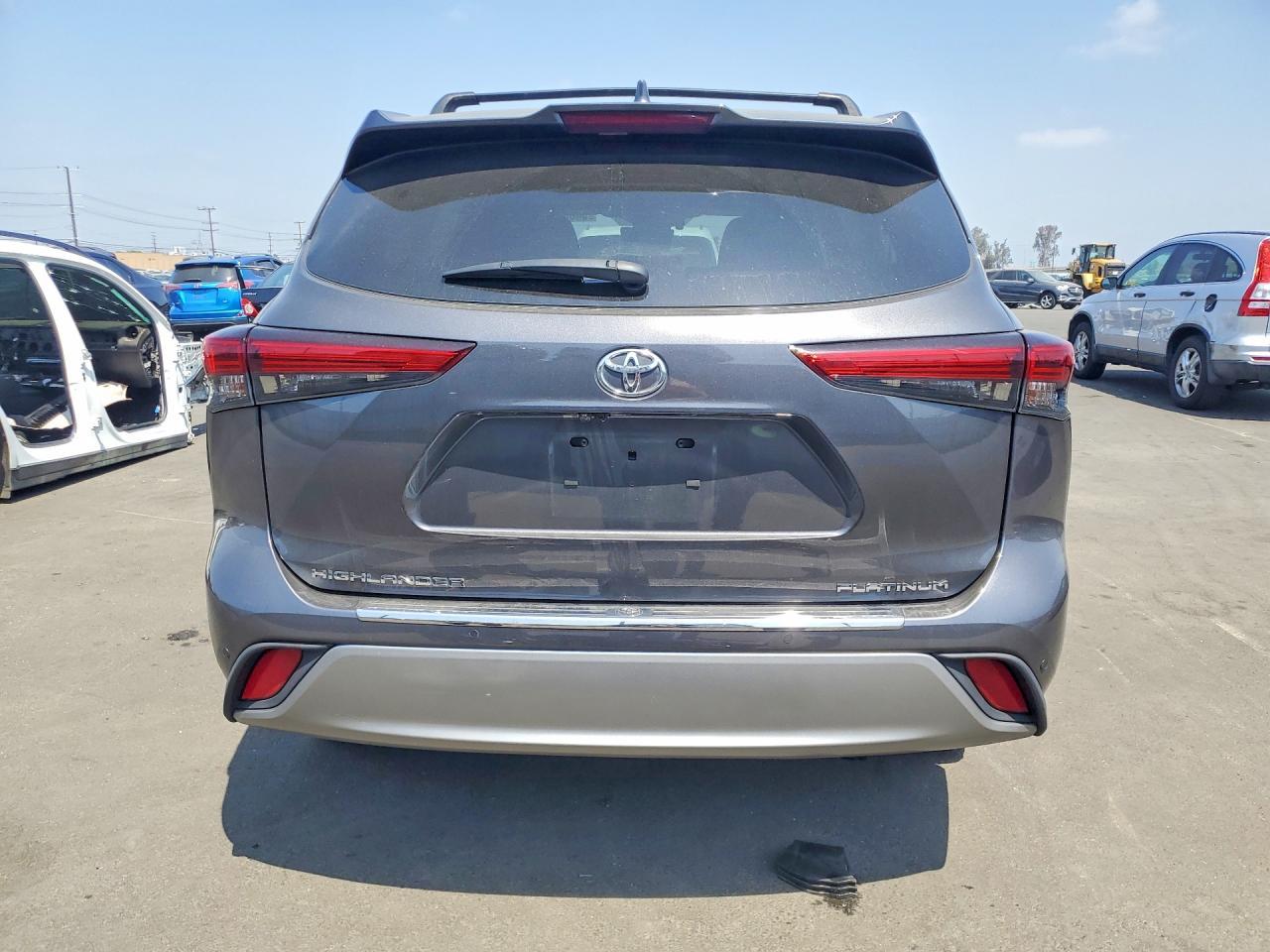 2021 Toyota Highlander Platinum - Image 6