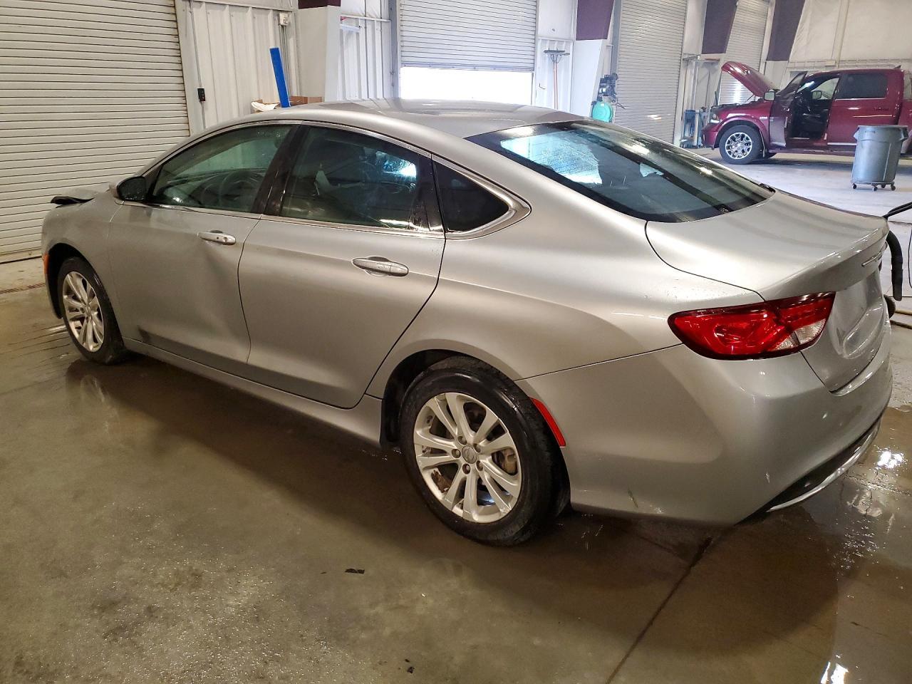 2015 Chrysler 200 Limited - Фото 2