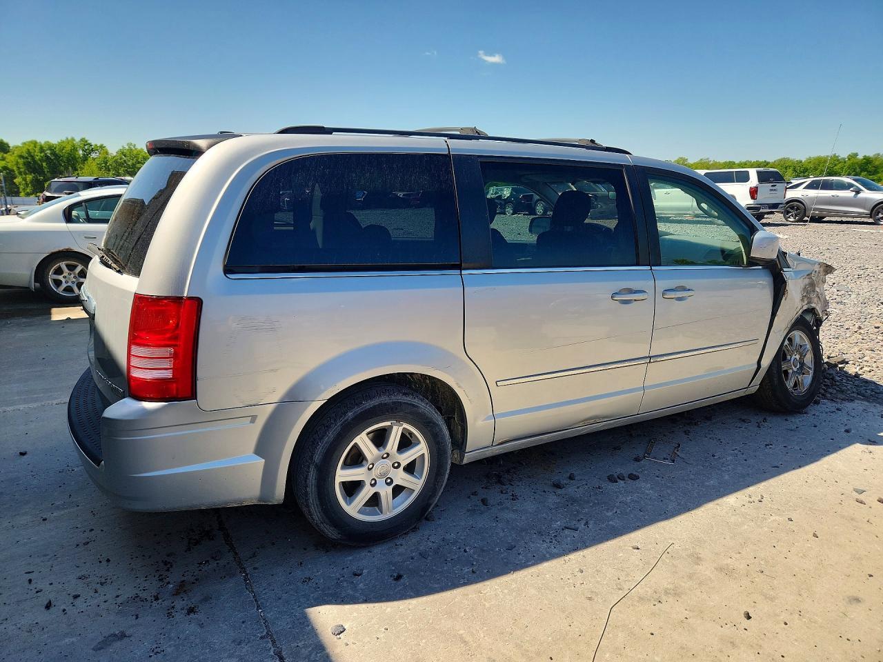 2010 Chrysler Town & Country Touring - Фото 3