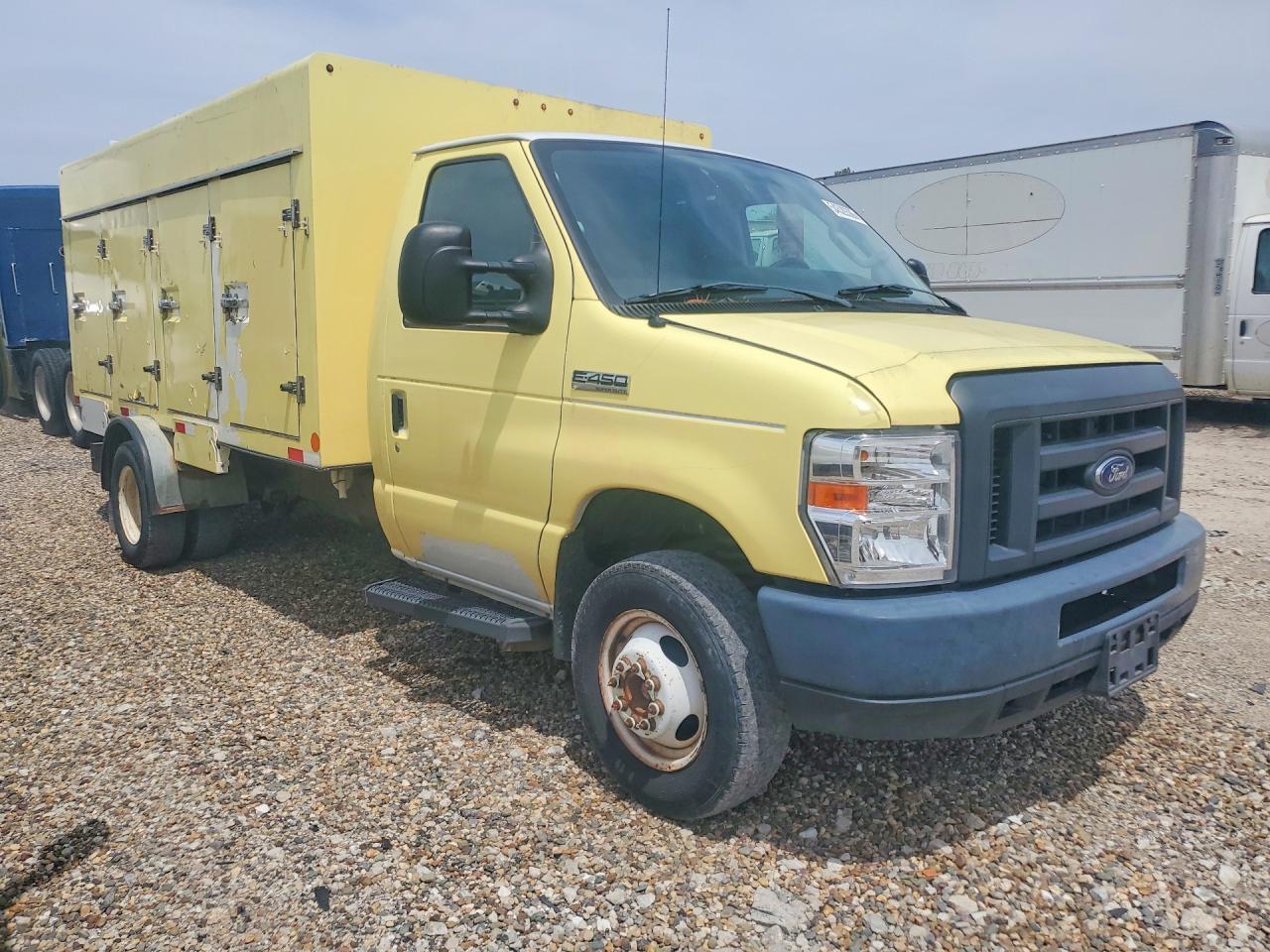 2017 Ford Econoline E450 Super Duty Cutaway Van - Image 4