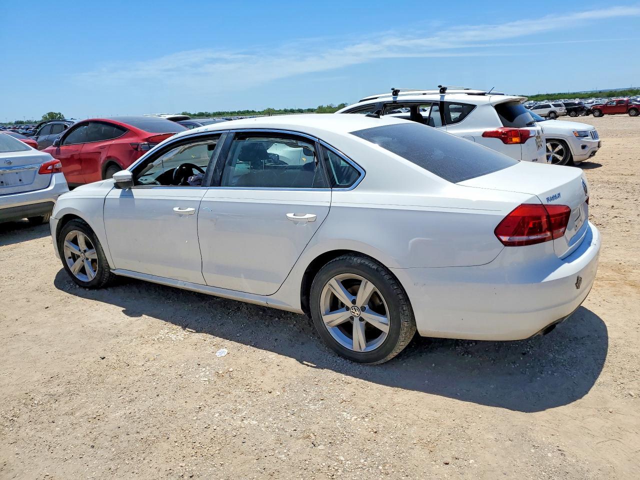 2014 Volkswagen Passat S - Фото 2