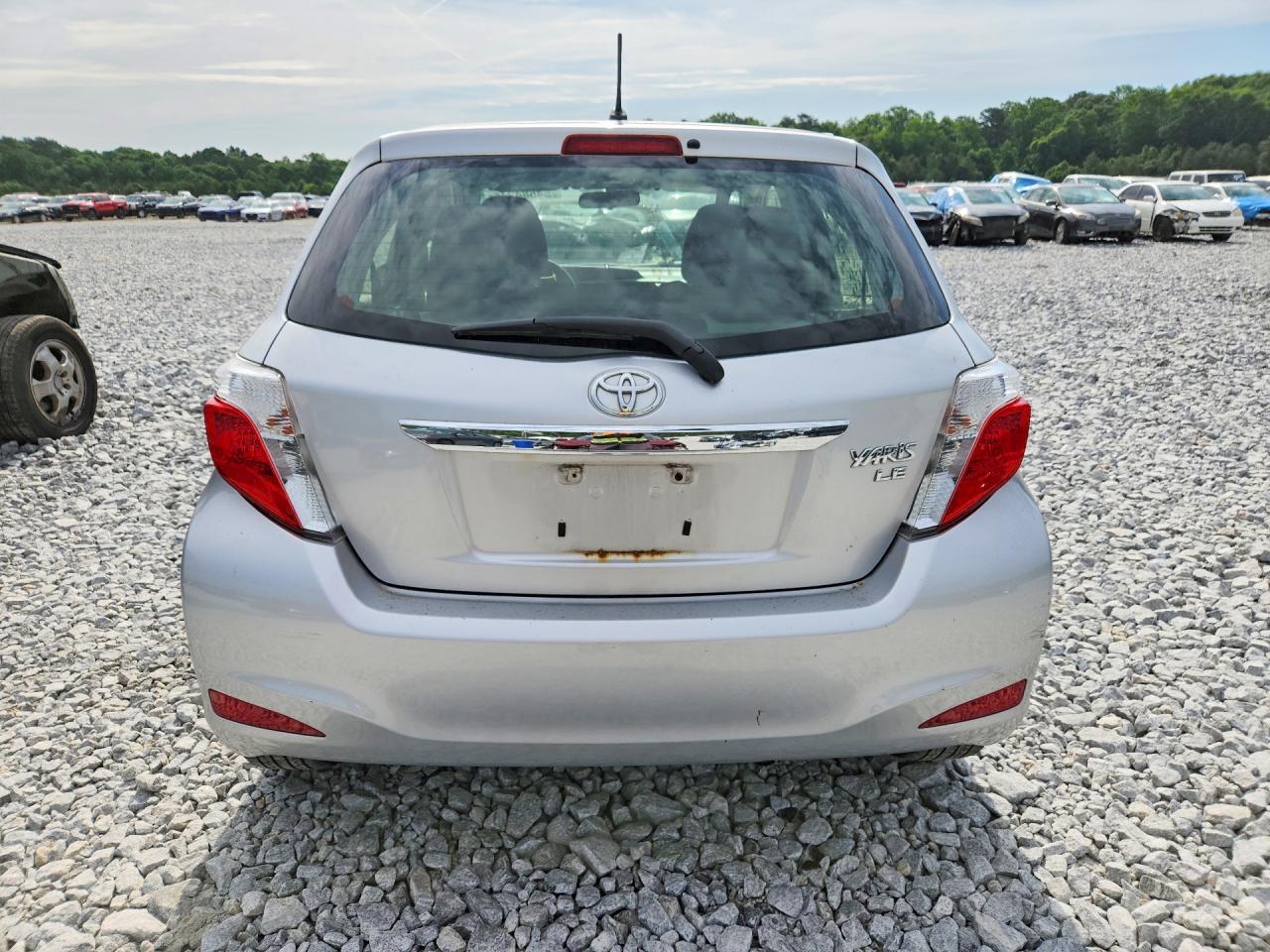 2013 Toyota Yaris 5-Door Le - Фото 6