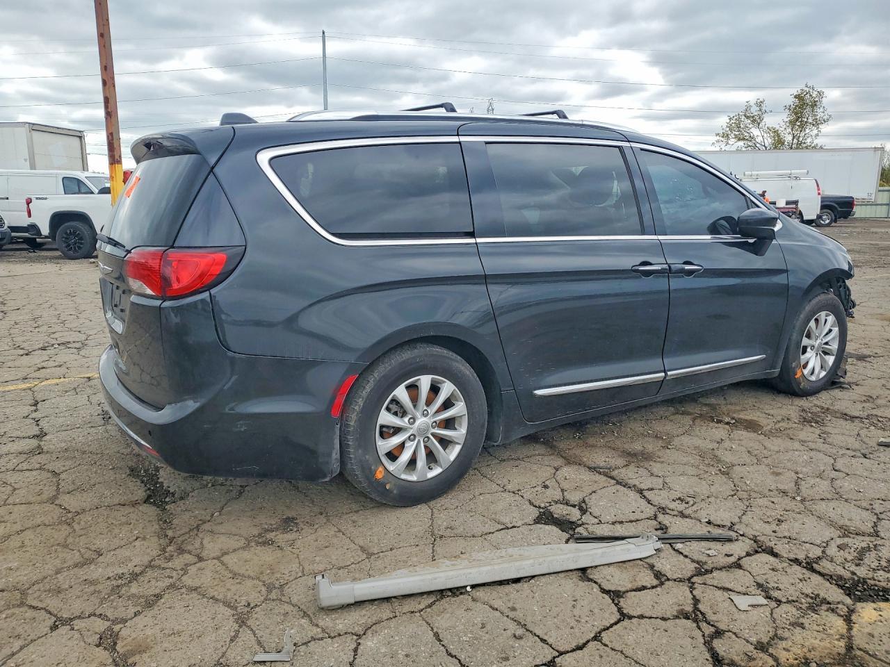 2019 Chrysler Pacifica Touring L - Image 3
