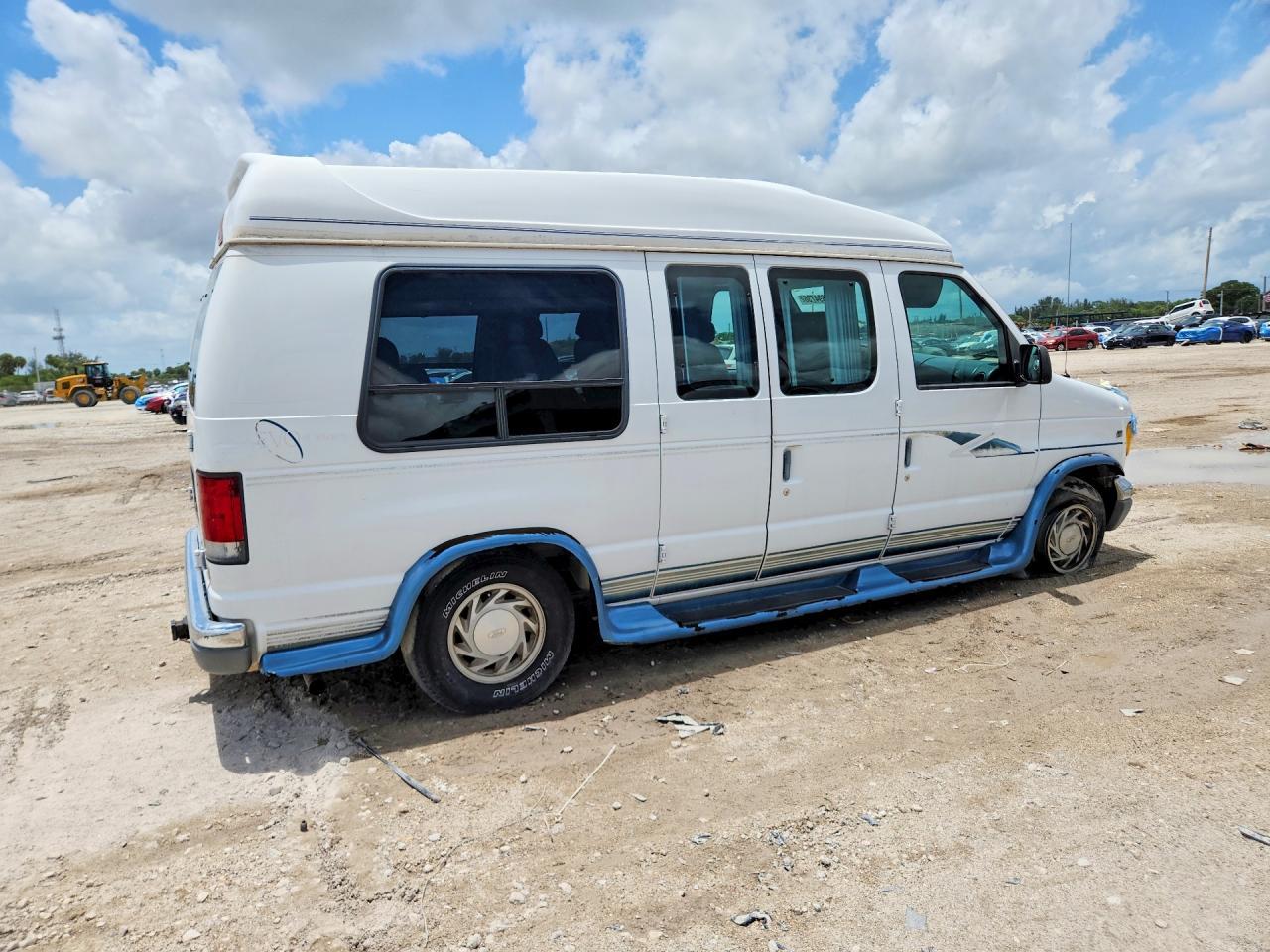 1999 Ford Econoline E150 Van - Фото 3