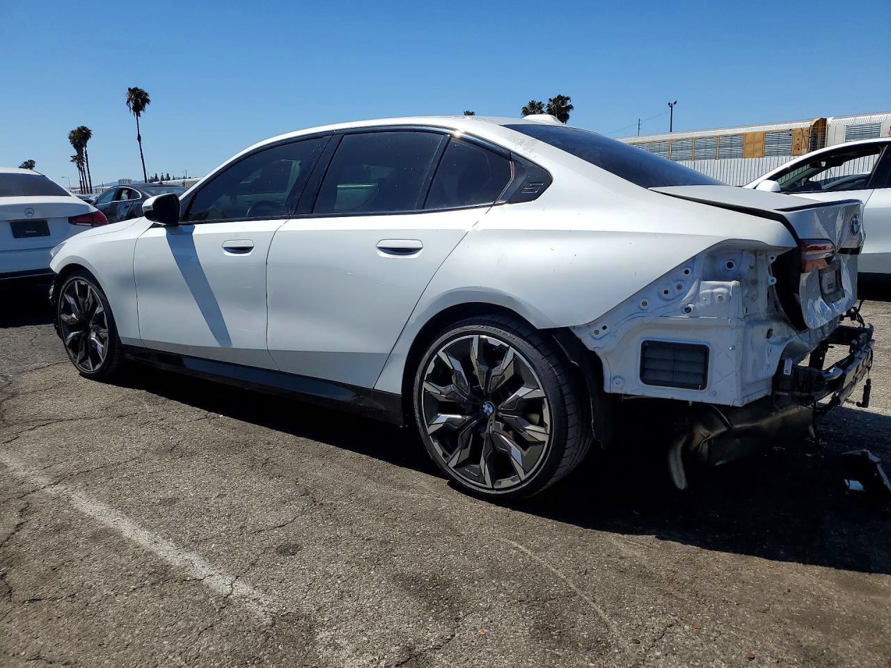 2025 BMW 530 I - Фото 2