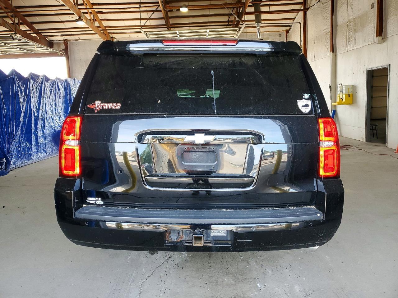 2017 Chevrolet Suburban - Фото 6