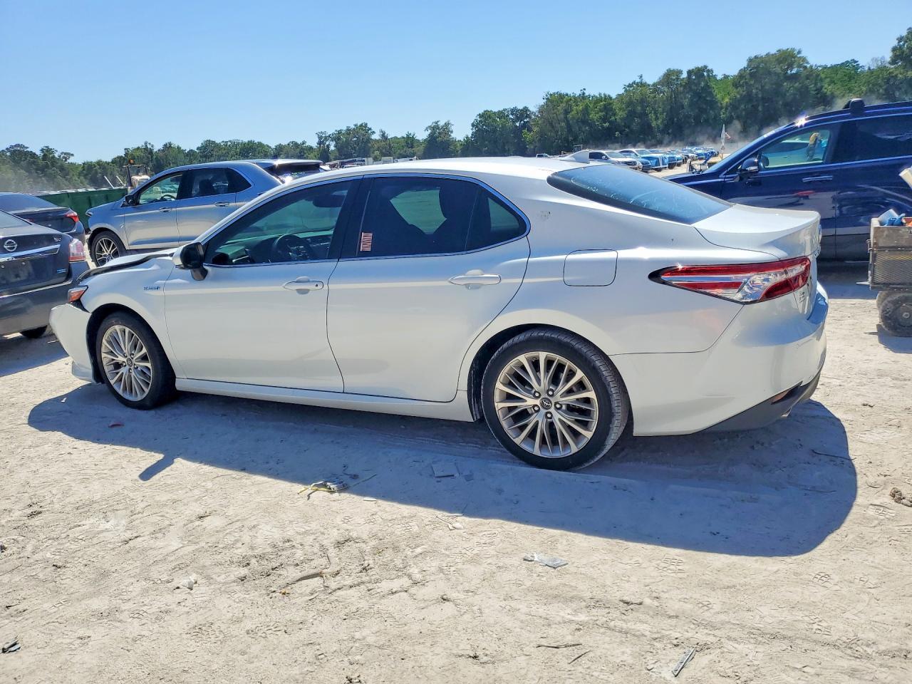 2018 Toyota Camry Hybrid Xle - Image 2