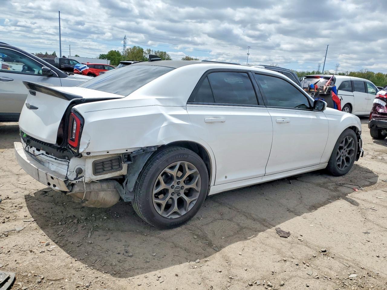 2017 Chrysler 300 S - Фото 3