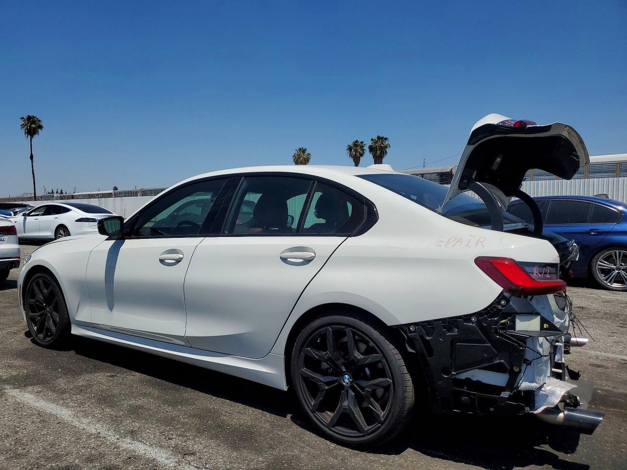 2025 BMW 330I - Фото 2