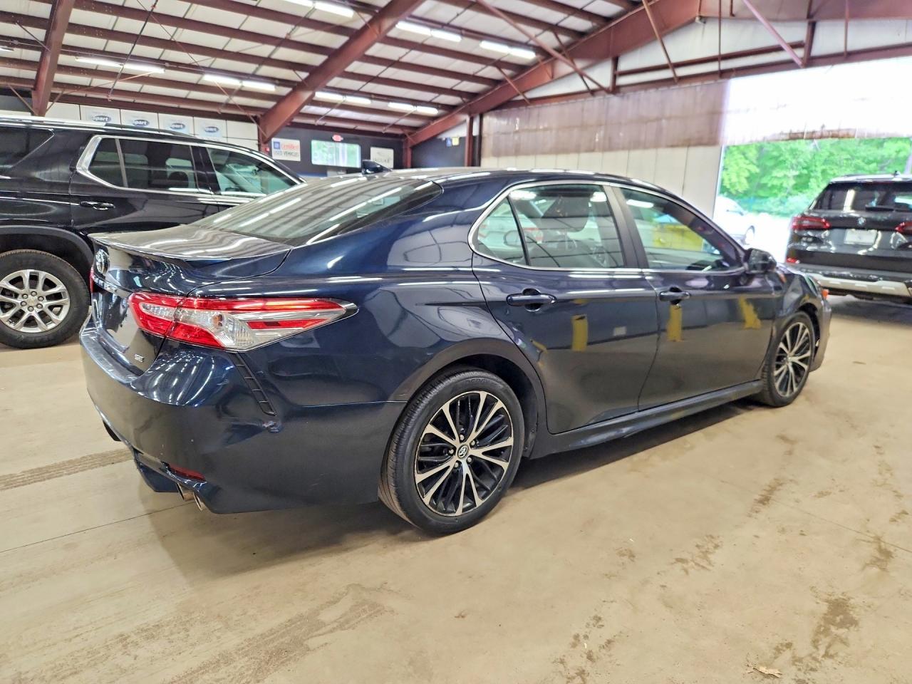 2020 Toyota Camry Se - Фото 3