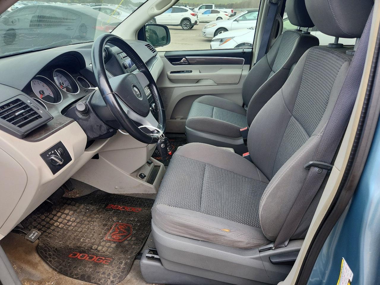 2009 Volkswagen Routan S - Image 7