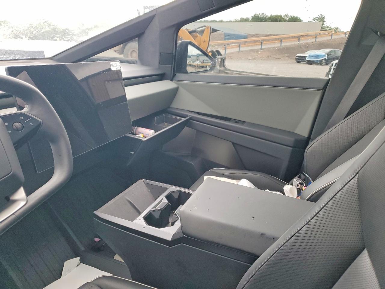 2025 Tesla Cybertruck - Image 7