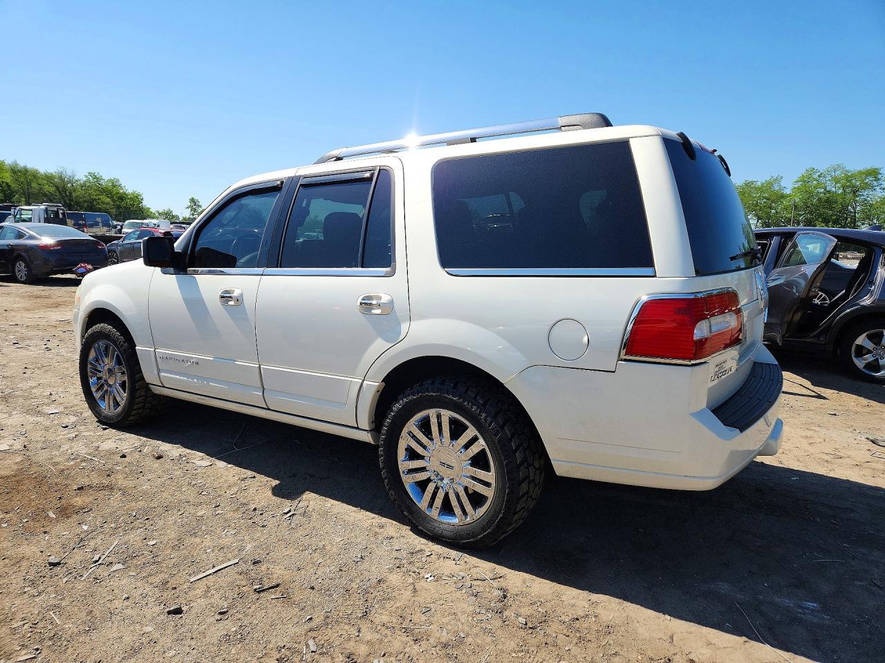 2008 Lincoln Navigator - Image 2