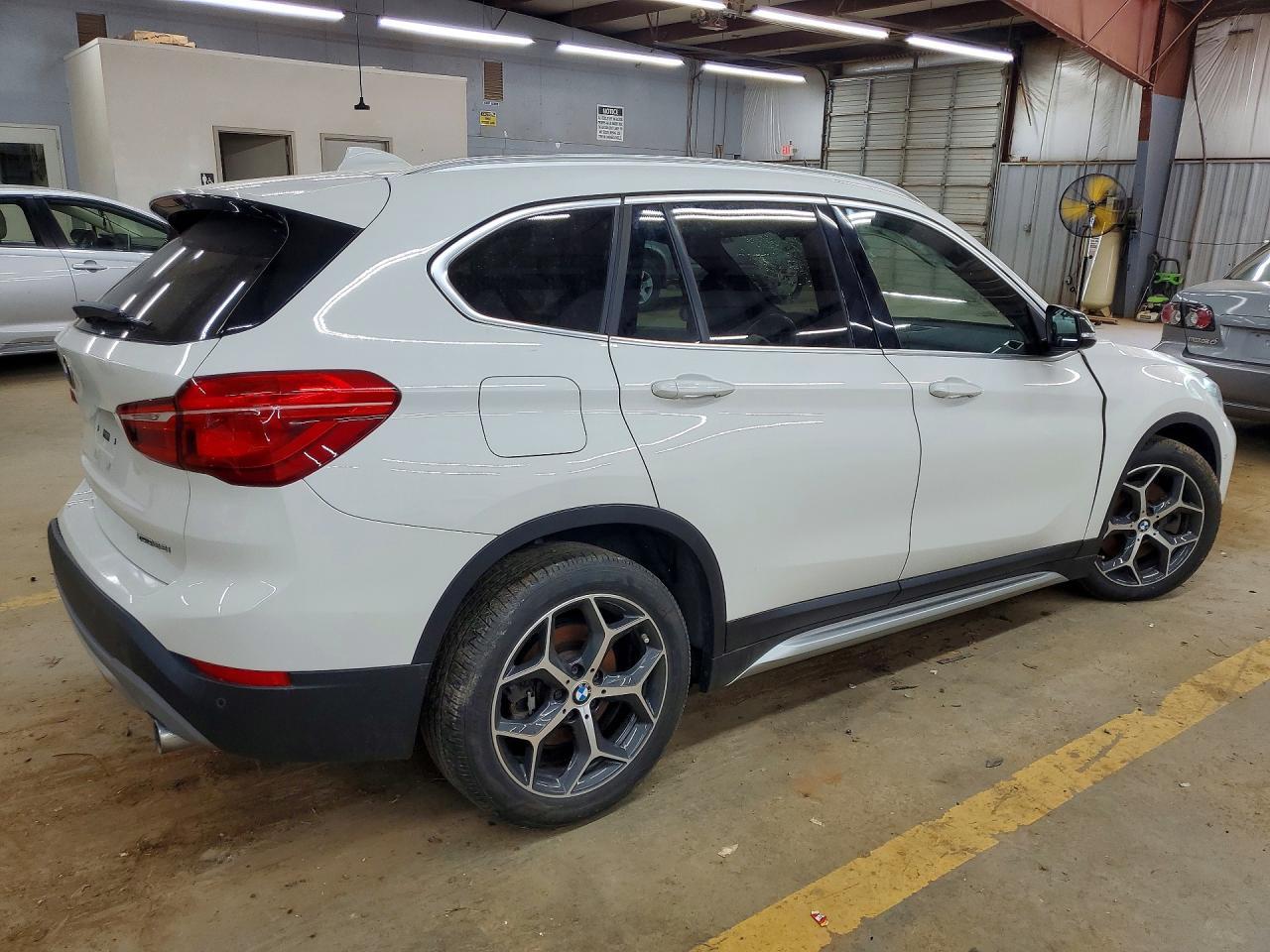 2018 BMW X1 xDrive28I - Фото 3