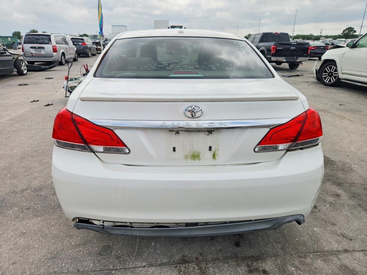 2011 Toyota Avalon Limited - Image 6