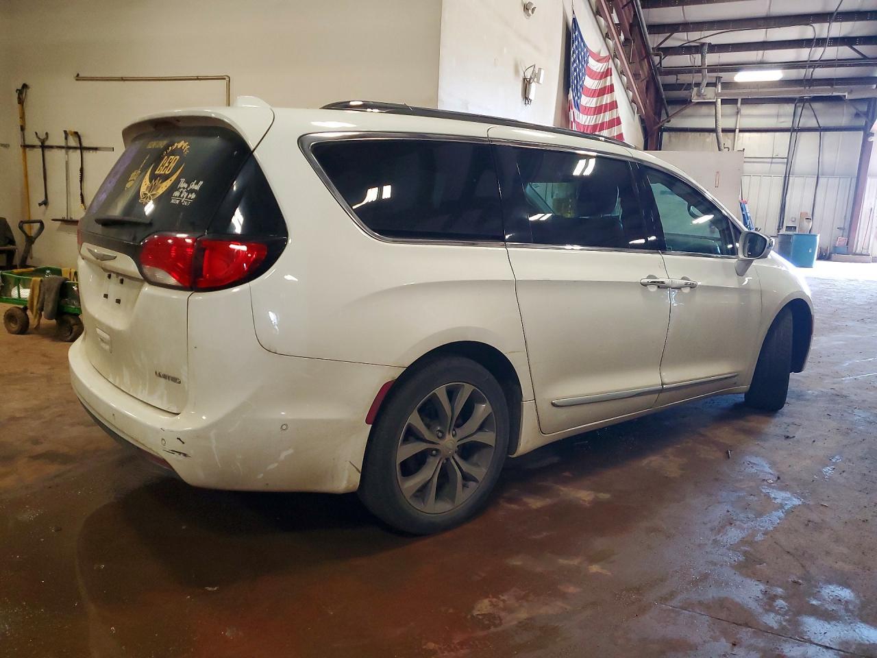 2017 Chrysler Pacifica Limited - Image 3